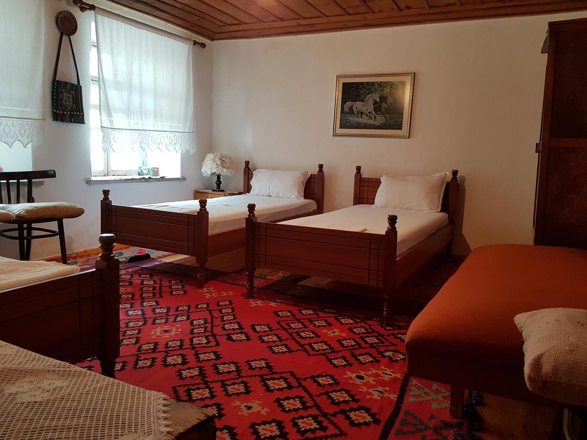 Eva Guesthouse Gjirokastër Exteriör bild