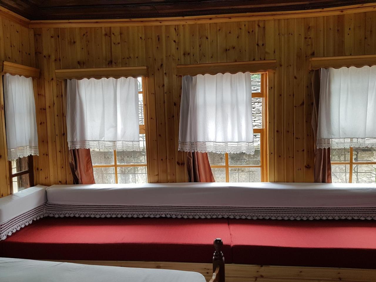 Eva Guesthouse Gjirokastër Exteriör bild