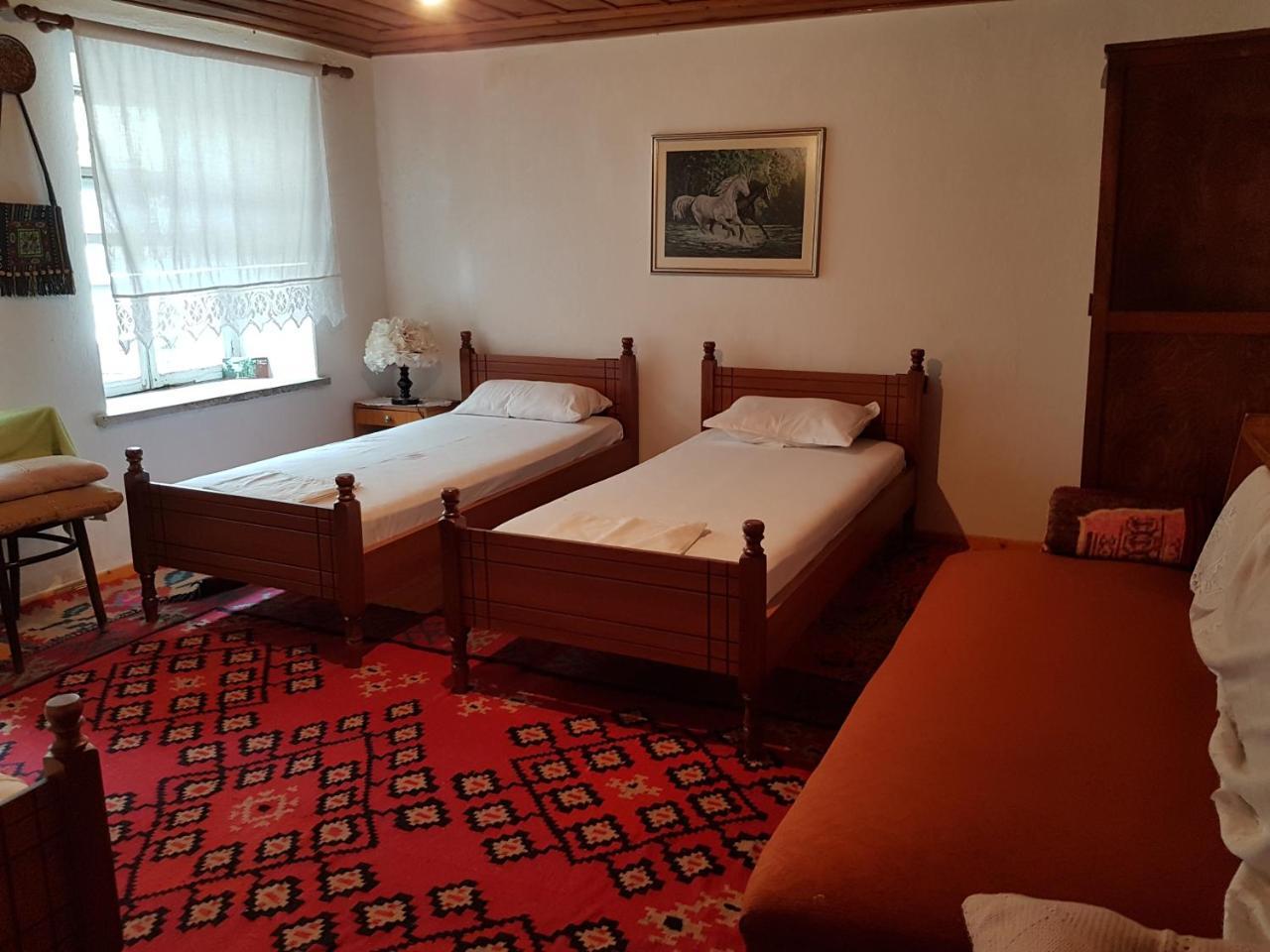 Eva Guesthouse Gjirokastër Exteriör bild